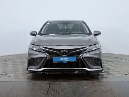 Toyota Camry 2020 года за 12 290 000 тг. в Астана – фото 2
