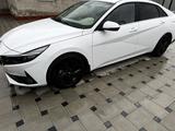 Hyundai Elantra 2022 года за 8 490 000 тг. в Атырау