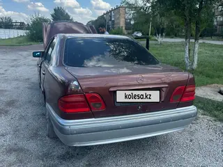 Mercedes-Benz E 230