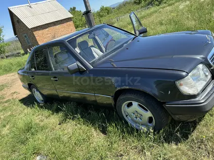 Mercedes-Benz E 220 1994 года за 1 500 000 тг. в Усть-Каменогорск – фото 8