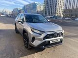 Toyota RAV4 2022 года за 14 500 000 тг. в Астана – фото 2
