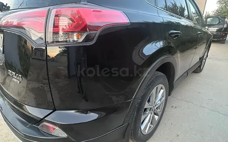Toyota RAV4 2019 года за 13 400 000 тг. в Атырау