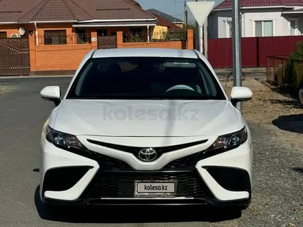 Toyota Camry 2021 года за 9 050 000 тг. в Атырау – фото 2