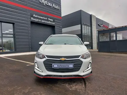 Chevrolet Onix 2023 года за 6 290 000 тг. в Жезказган – фото 2