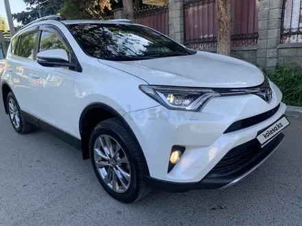 Toyota RAV4 2017 года за 15 200 000 тг. в Алматы