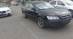 Hyundai Sonata 2006 года за 3 100 000 тг. в Астана – фото 2