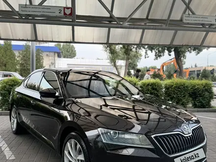 Skoda Superb 2019 года за 13 500 000 тг. в Алматы – фото 42