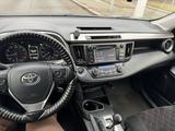 Toyota RAV4 2018 годаfor12 000 000 тг. в Актобе – фото 5