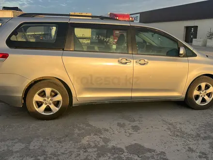 Toyota Sienna 2010 года за 6 100 000 тг. в Атырау – фото 2