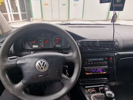 Volkswagen Passat 1998 года за 2 020 000 тг. в Уральск – фото 10