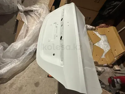 Крышка багажника Accent 10-17 (с отв.) белый PGU за 120 000 тг. в Алматы – фото 3