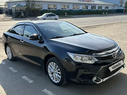 Toyota Camry 2015 года за 10 900 000 тг. в Актобе – фото 3