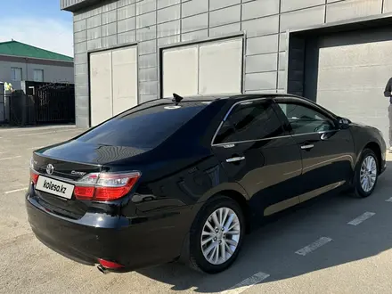 Toyota Camry 2015 года за 10 900 000 тг. в Актобе – фото 4