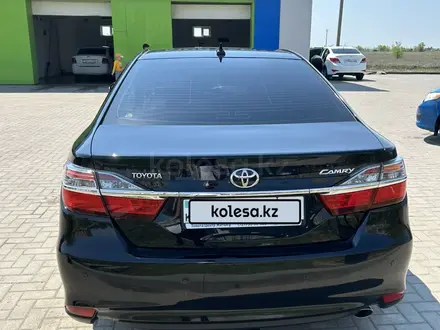 Toyota Camry 2015 года за 10 900 000 тг. в Актобе – фото 17