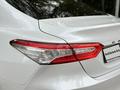 Toyota Camry 2019 года за 14 950 000 тг. в Алматы – фото 18