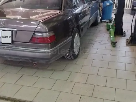 Mercedes-Benz E 320 1993 года за 1 680 000 тг. в Костанай – фото 6