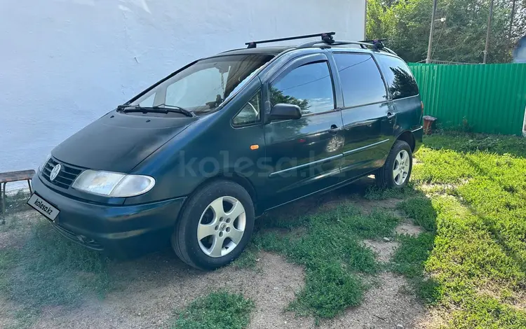 Volkswagen Sharan 1995 годаfor2 000 000 тг. в Актобе