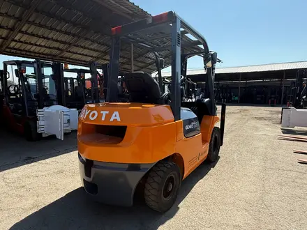 Toyota  Вилочный погрузчик TOYOTA 7FGL25 2006 года за 6 180 000 тг. в Алматы – фото 7