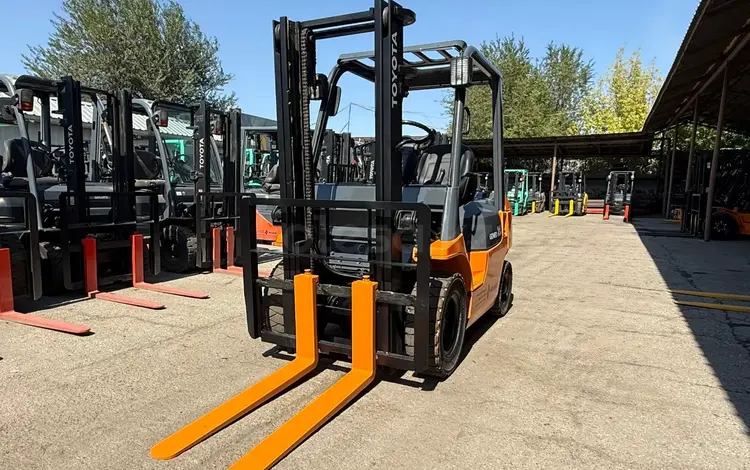 Toyota  Вилочный погрузчик TOYOTA 7FGL25 2006 года за 6 180 000 тг. в Алматы