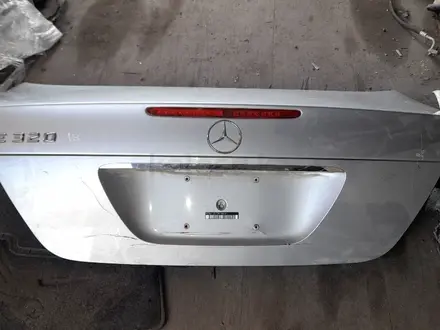 Крышка богажника оригинал Mercedes-Benz w211 за 80 000 тг. в Алматы