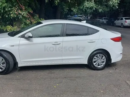 Hyundai Elantra 2018 года за 7 800 000 тг. в Шымкент – фото 2