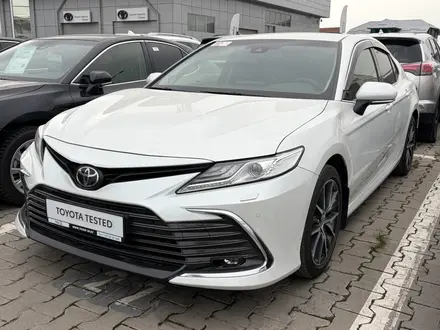 Toyota Camry Luxe 2023 года за 17 500 000 тг. в Алматы