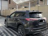 Toyota RAV4 2018 года за 10 800 000 тг. в Алматы – фото 3