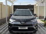 Toyota RAV4 2018 года за 10 800 000 тг. в Алматы