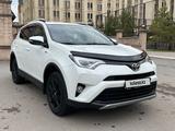 Toyota RAV4 2018 года за 13 300 000 тг. в Астана
