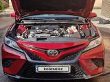 Toyota Camry 2018 года за 11 600 000 тг. в Алматы – фото 2