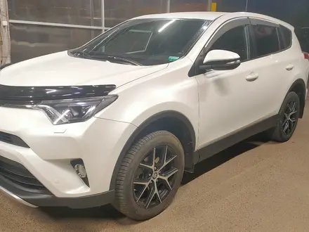 Toyota RAV4 2018 года за 12 000 000 тг. в Атырау