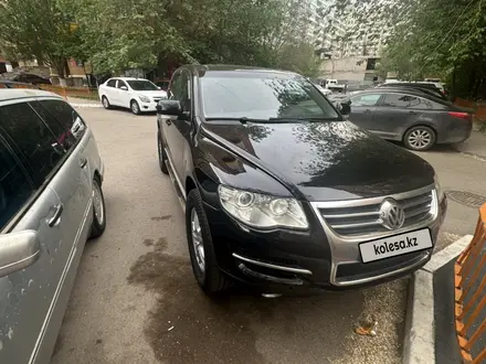 Volkswagen Touareg 2006 года за 5 000 000 тг. в Астана – фото 2