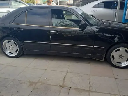 Mercedes-Benz E 320 1999 года за 3 200 000 тг. в Актау – фото 3