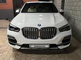 BMW X5 2021 года за 47 000 000 тг. в Алматы – фото 2