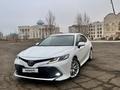 Toyota Camry 2018 года за 12 500 000 тг. в Уральск – фото 2