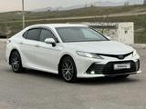 Toyota Camry 2021 года за 24 200 000 тг. в Алматы – фото 2