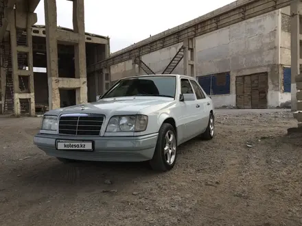 Mercedes-Benz E 220 1994 года за 3 300 000 тг. в Кызылорда – фото 3