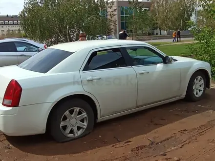 Chrysler 300C 2005 года за 4 500 000 тг. в Караганда – фото 2