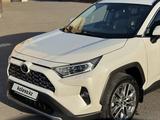Toyota RAV4 2020 года за 13 800 000 тг. в Астана – фото 2