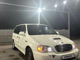 Kia Carnival 2001 года за 1 850 000 тг. в Шымкент – фото 2