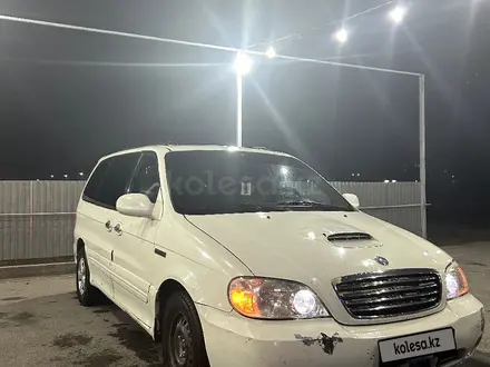 Kia Carnival 2001 года за 1 350 000 тг. в Шымкент – фото 2