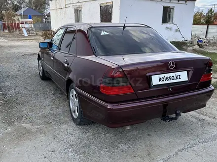 Mercedes-Benz C 180 1997 года за 2 900 000 тг. в Атырау – фото 4