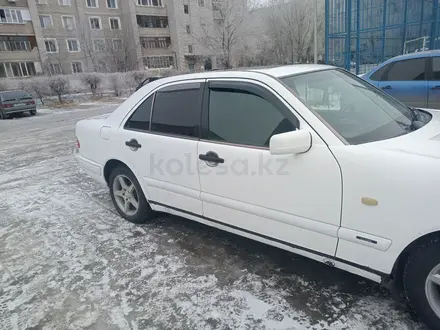 Mercedes-Benz E 200 1997 года за 2 500 000 тг. в Семей – фото 2