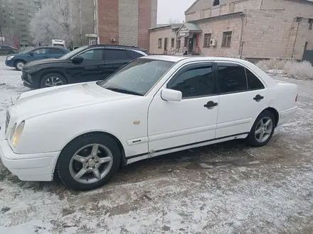 Mercedes-Benz E 200 1997 года за 2 500 000 тг. в Семей – фото 4