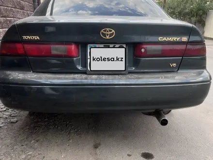 Toyota Camry 1998 года за 2 850 000 тг. в Алматы – фото 4