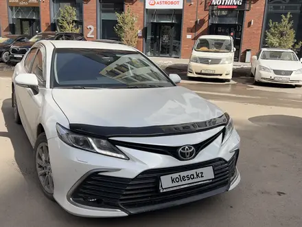 Toyota Camry 2021 года за 14 890 000 тг. в Астана