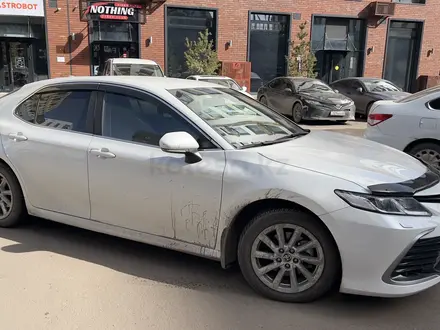 Toyota Camry 2021 года за 14 890 000 тг. в Астана – фото 3