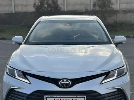 Toyota Camry 2023 года за 17 100 000 тг. в Шымкент