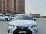 Lexus ES 300h 2019 года за 14 200 000 тг. в Актау