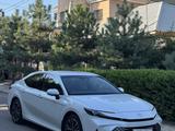 Toyota Camry 2025 года за 25 600 000 тг. в Алматы – фото 2